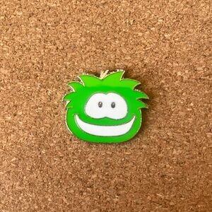 Disney club penguin puffles collectible pin.